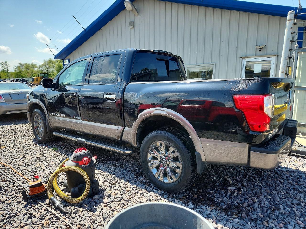 2019 Nissan Titan Platinum Reserve - Фото 2