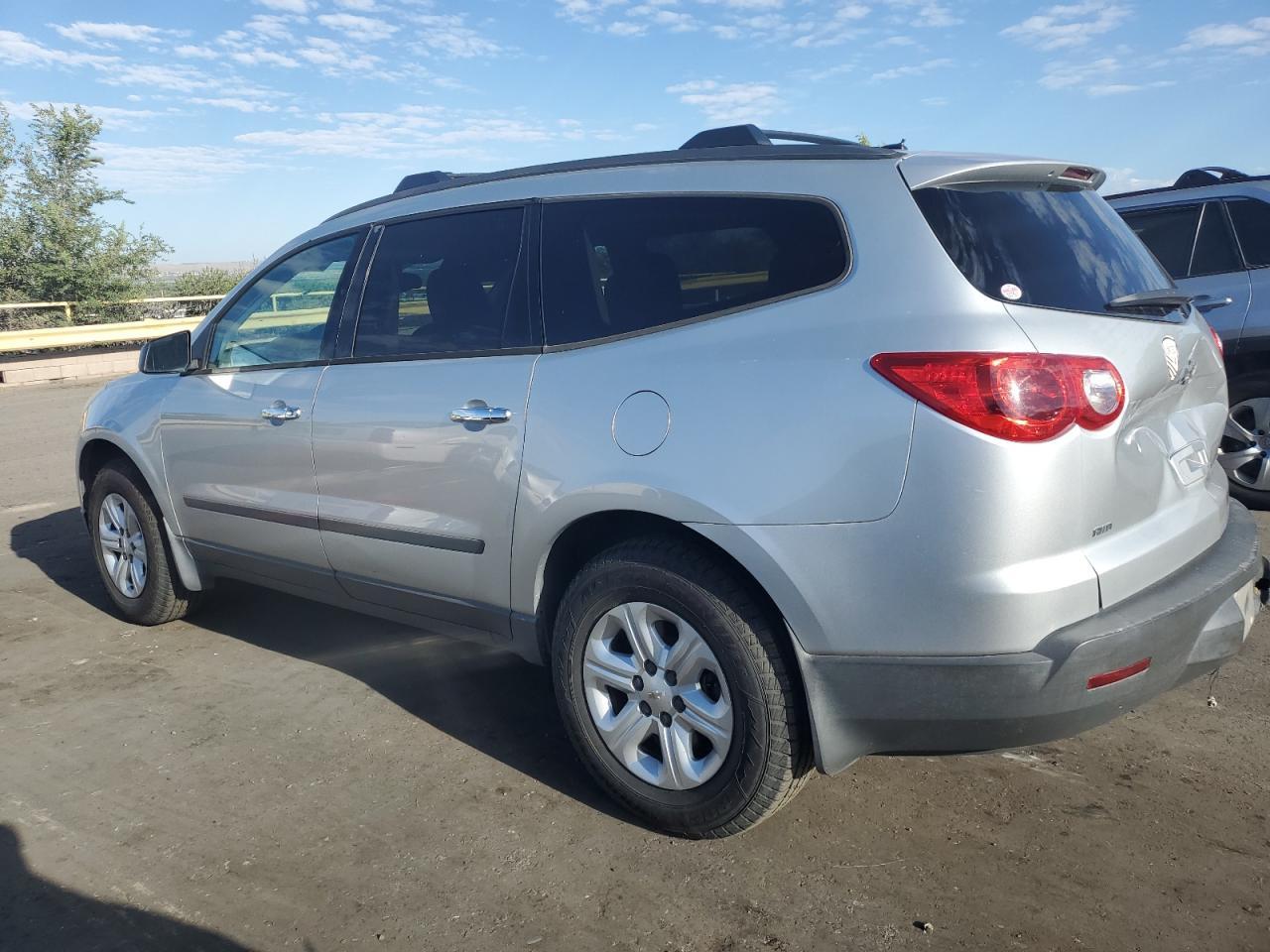 2011 Chevrolet Traverse Ls - Фото 2