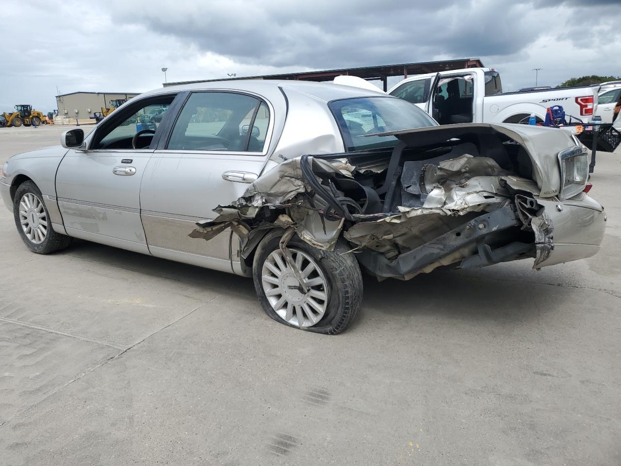 2005 Lincoln Town Car Signature Limited - Фото 2