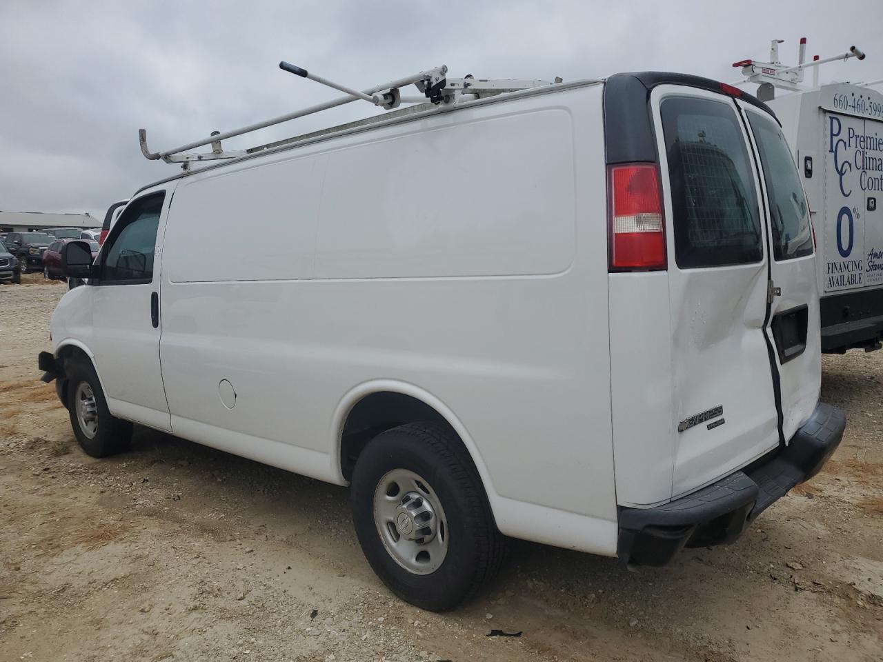 2015 Chevrolet Express G2500 - Фото 2
