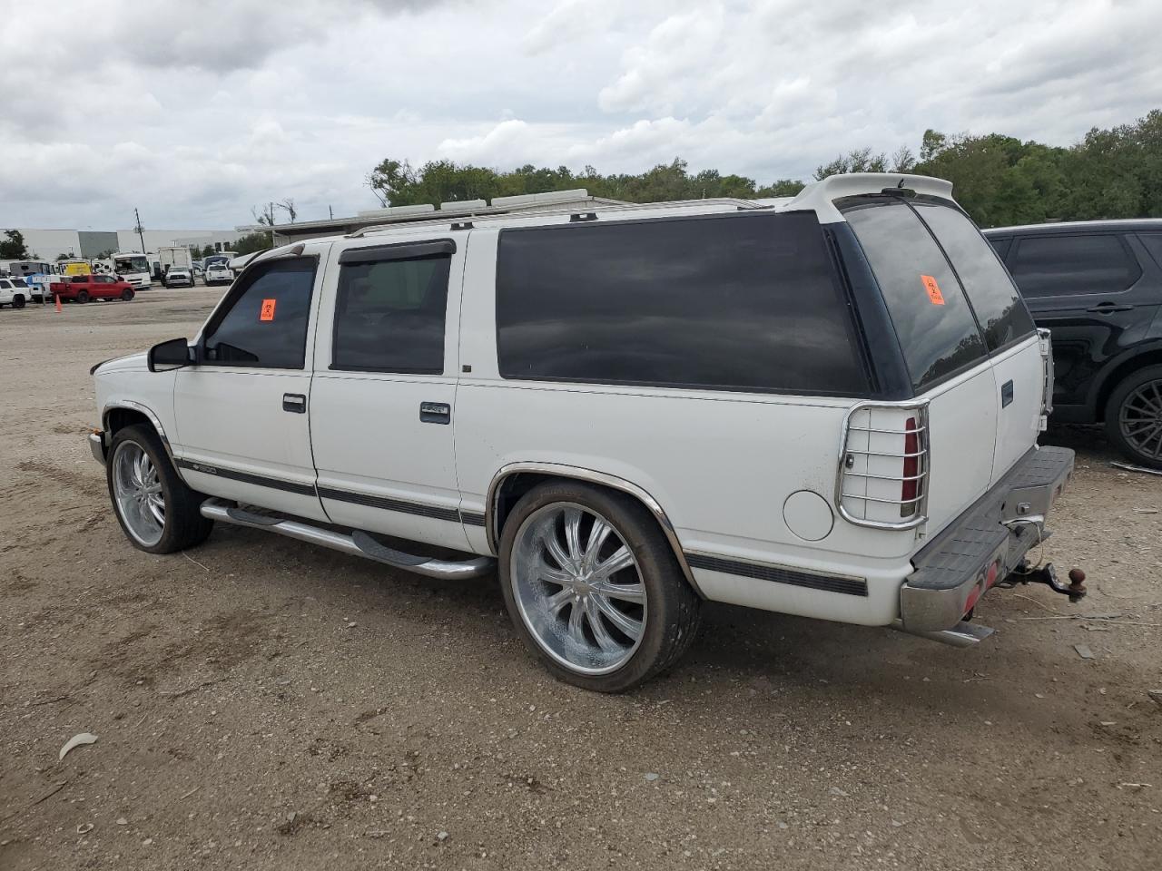 1996 Chevrolet Suburban C1500 - Фото 2
