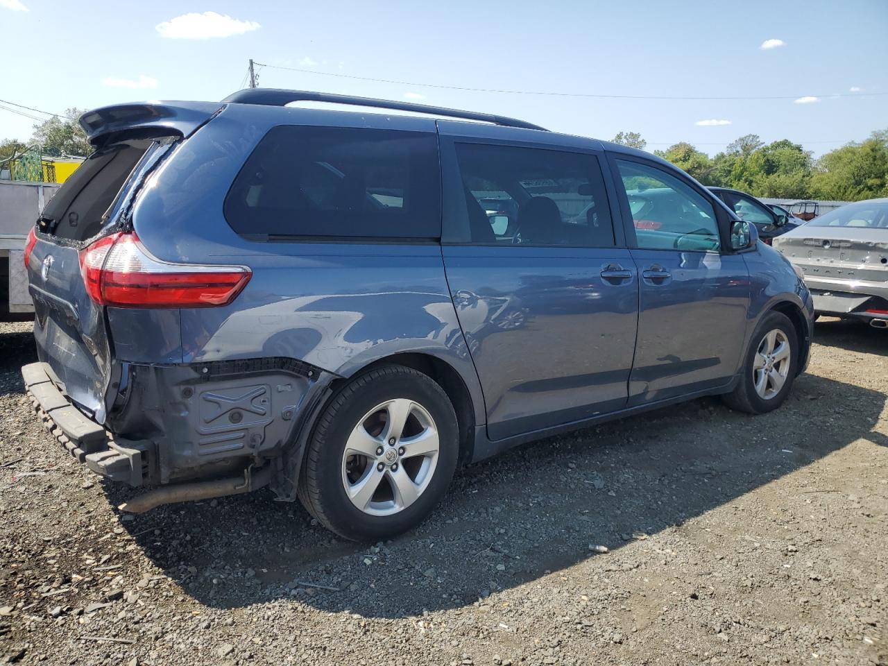 2016 Toyota Sienna Le - Image 3