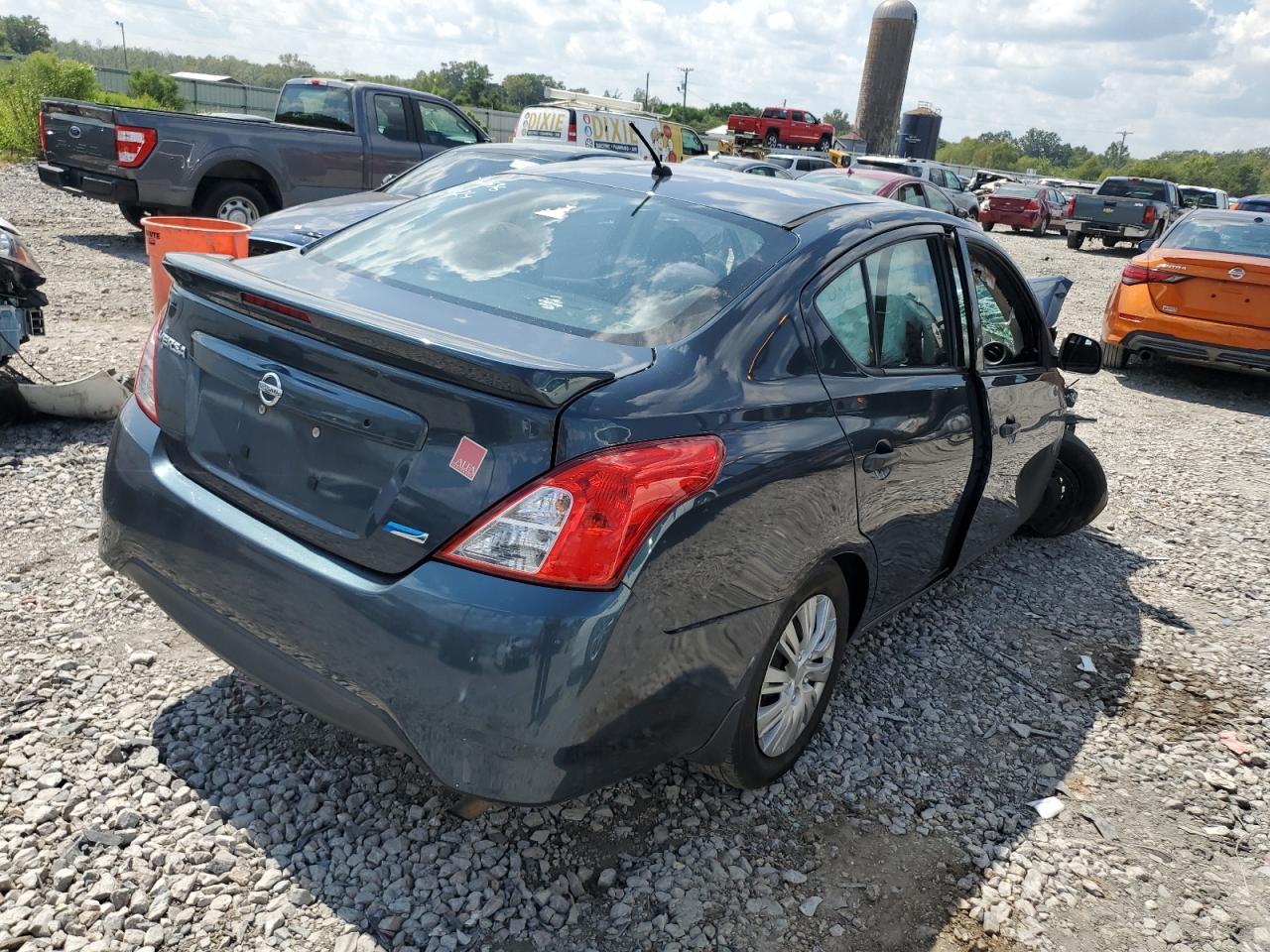 2015 Nissan Versa S - Фото 3