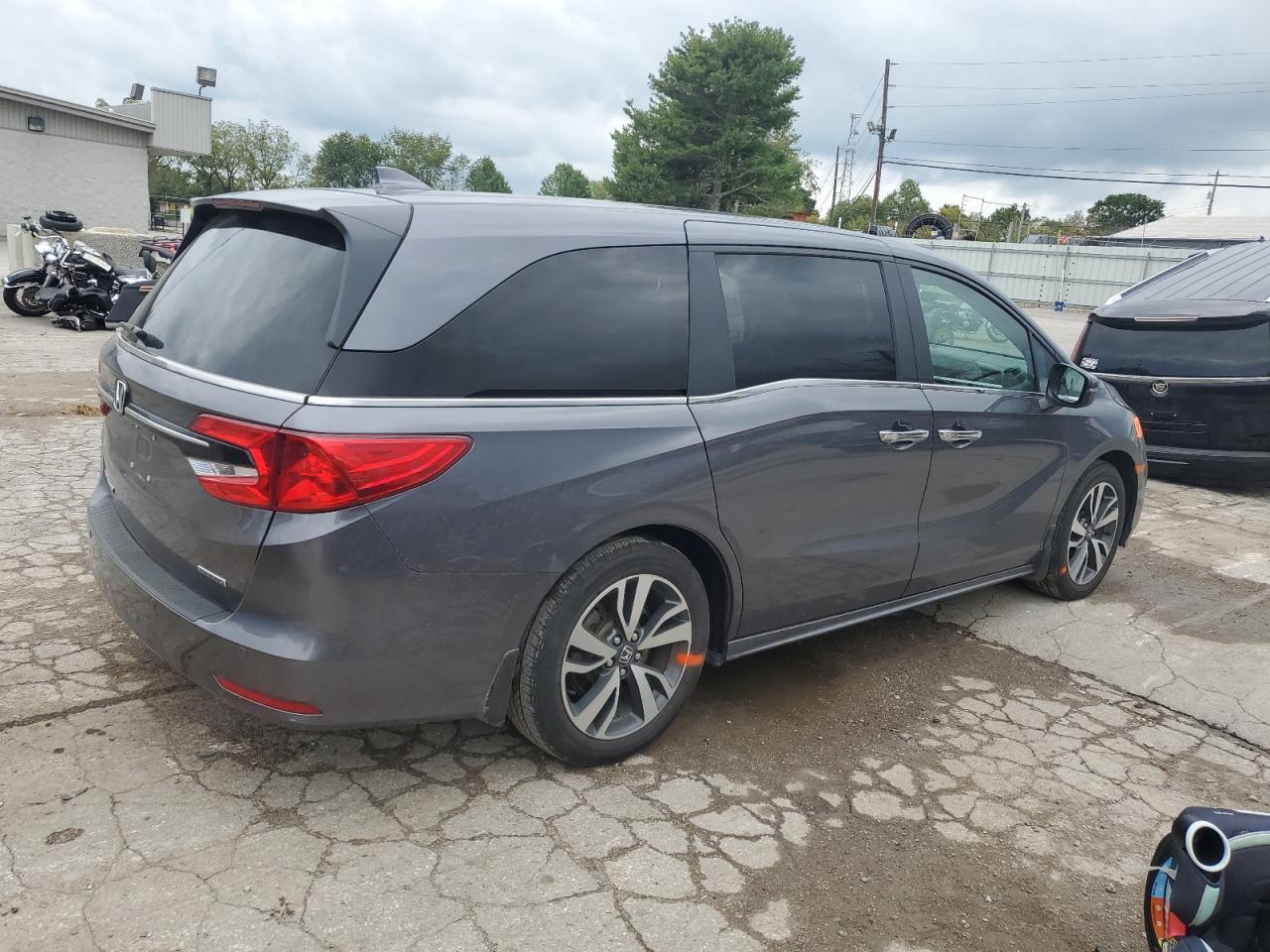 2021 Honda Odyssey Touring - Image 3