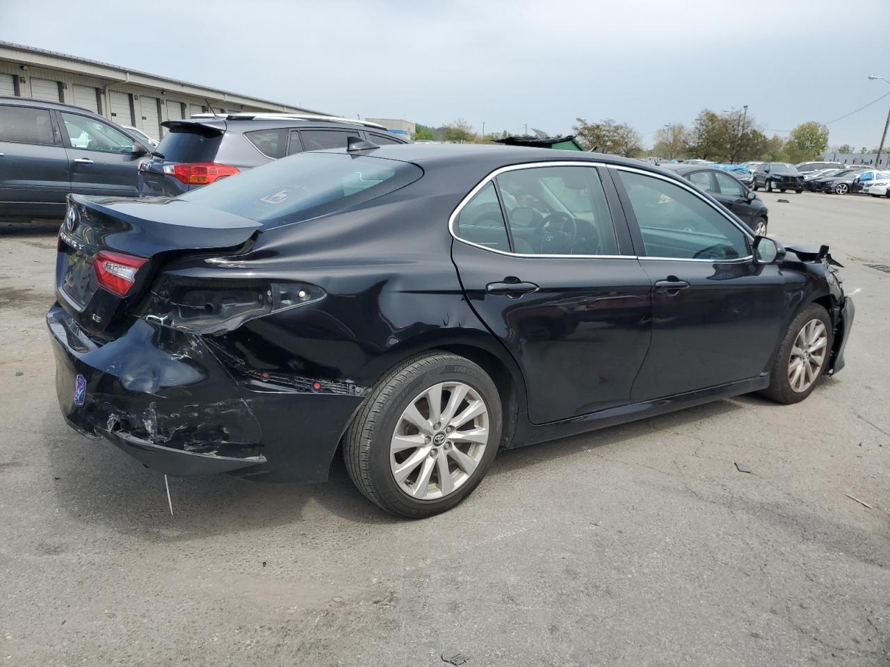 2020 Toyota Camry Le - Фото 3