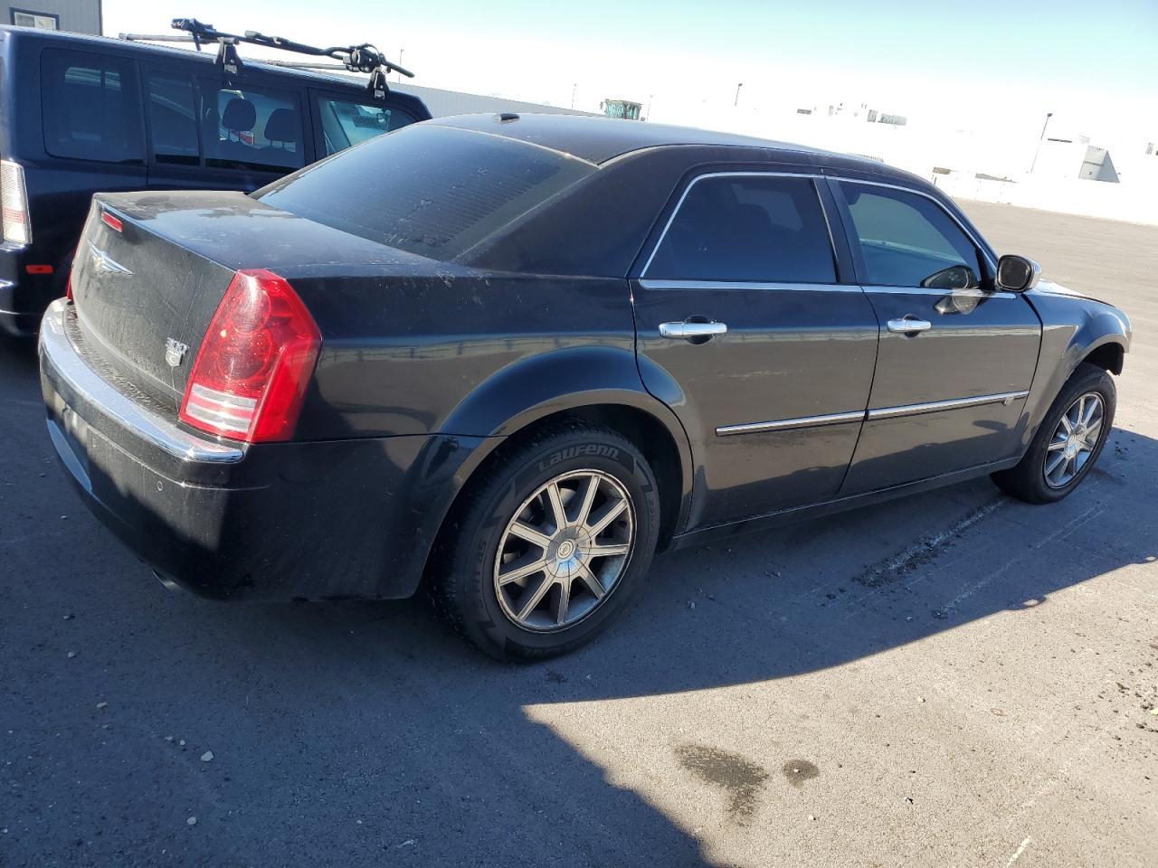 2010 Chrysler 300C - Фото 3