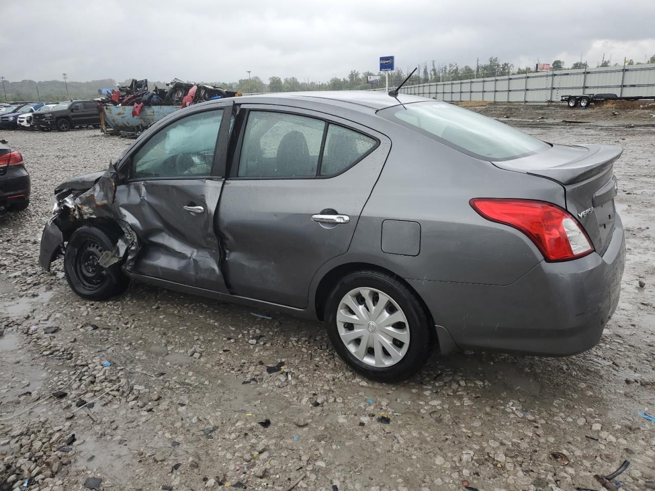 2016 Nissan Versa S - Фото 2