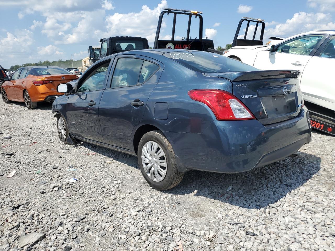 2015 Nissan Versa S - Фото 2