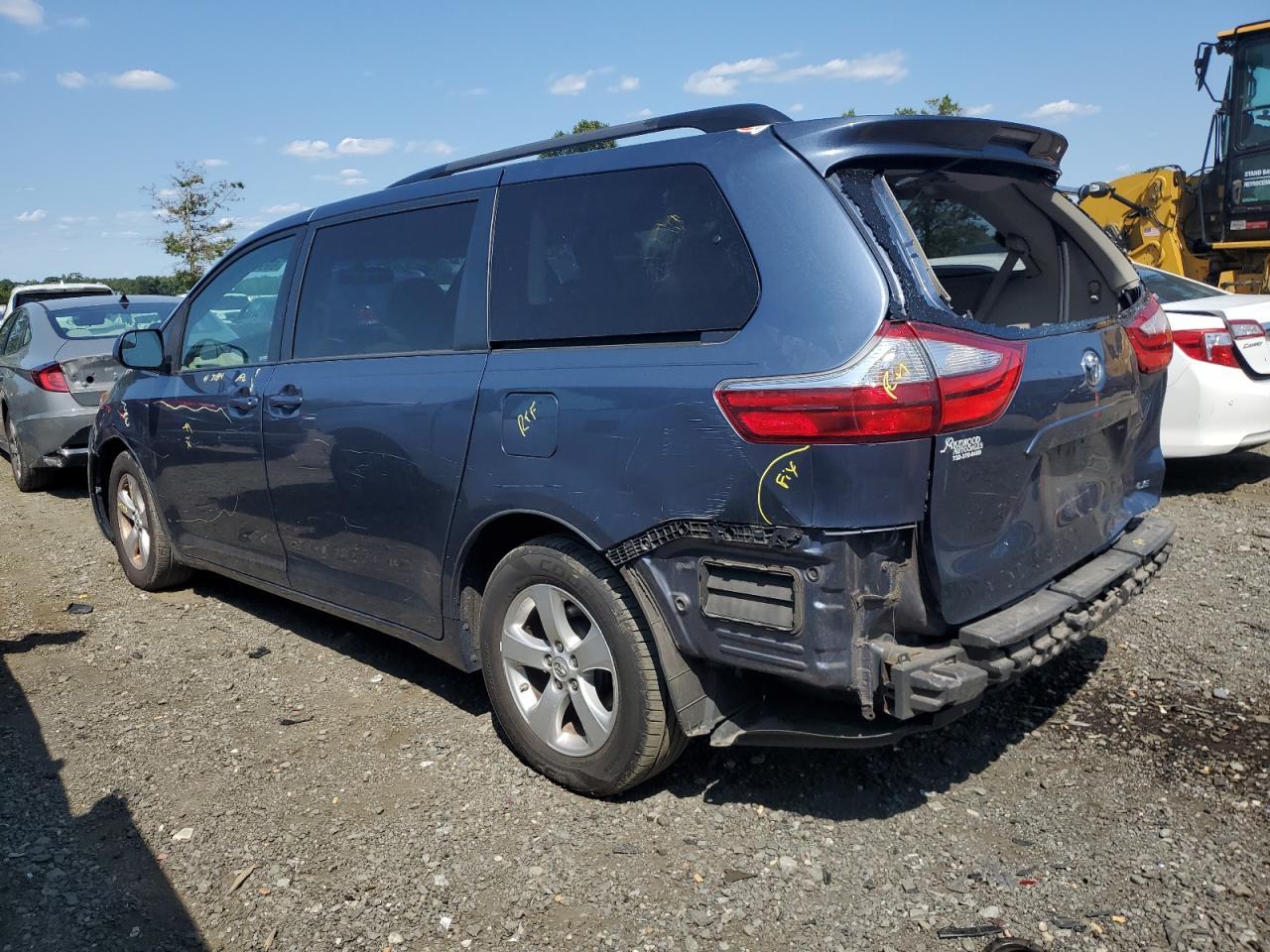 2016 Toyota Sienna Le - Image 2