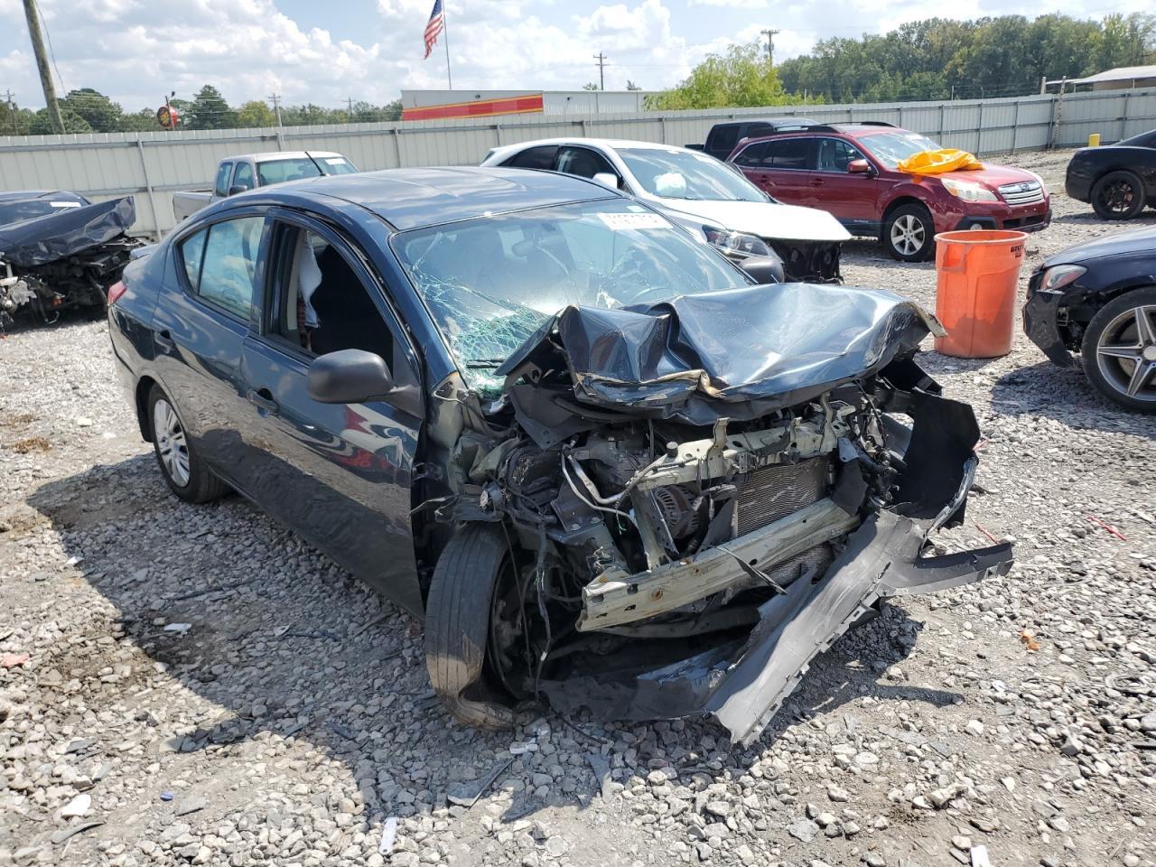 2015 Nissan Versa S - Фото 4