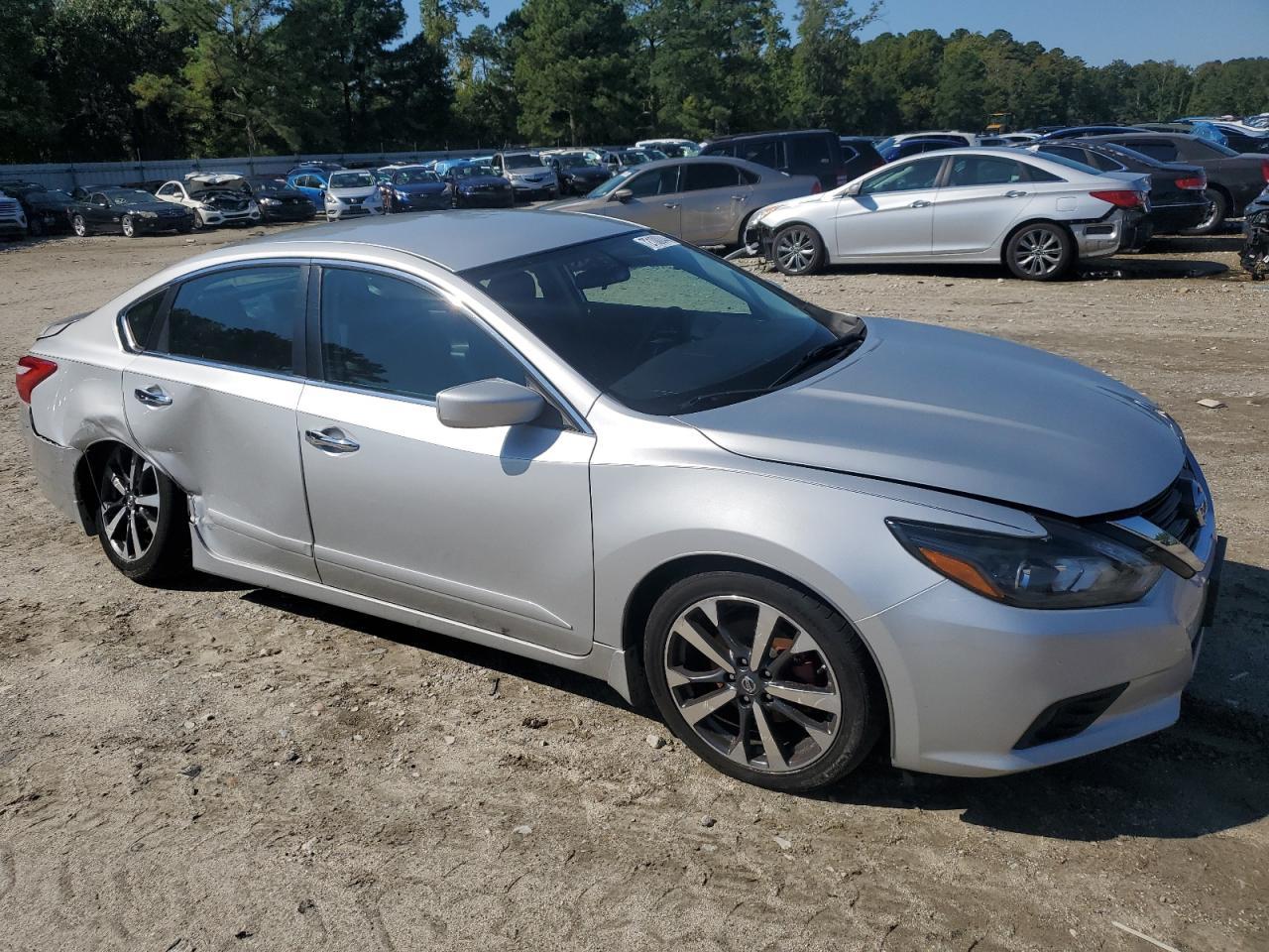 2016 Nissan Altima 2.5 - Image 4