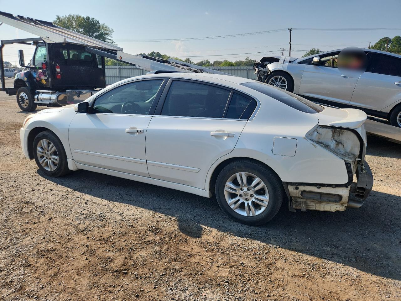 2010 Niss Altima - Image 2