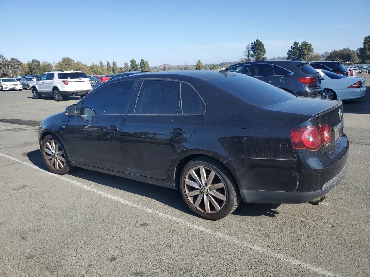 2010 Volkswagen Jetta Wolfsburg - Image 2