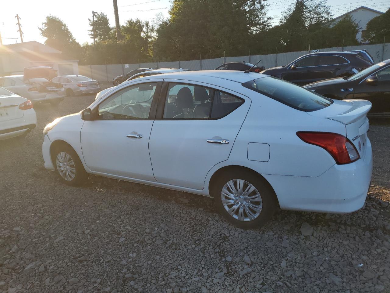 2017 Nissan Versa S - Фото 2