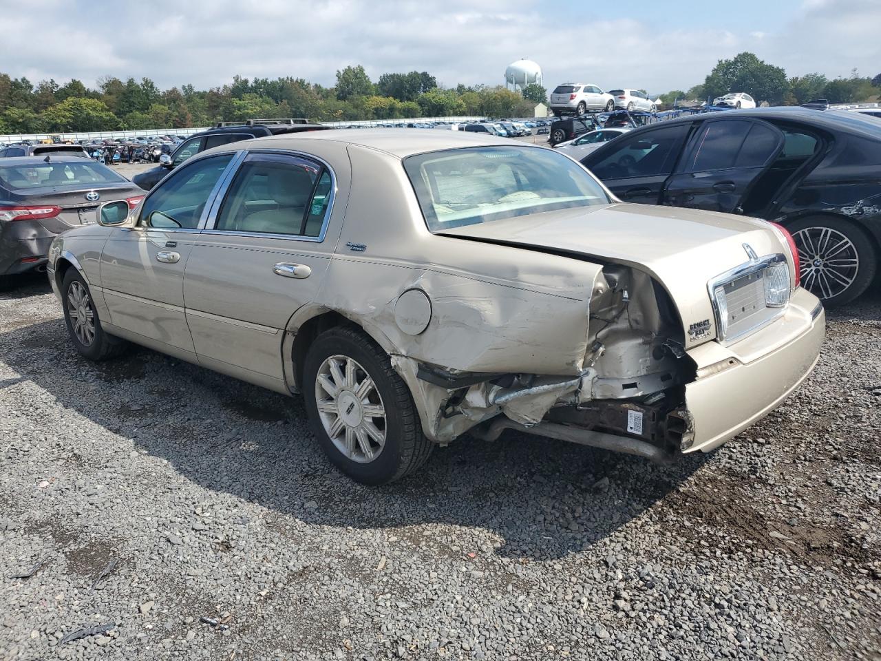 2008 Lincoln Town Car Signature Limited - Фото 2