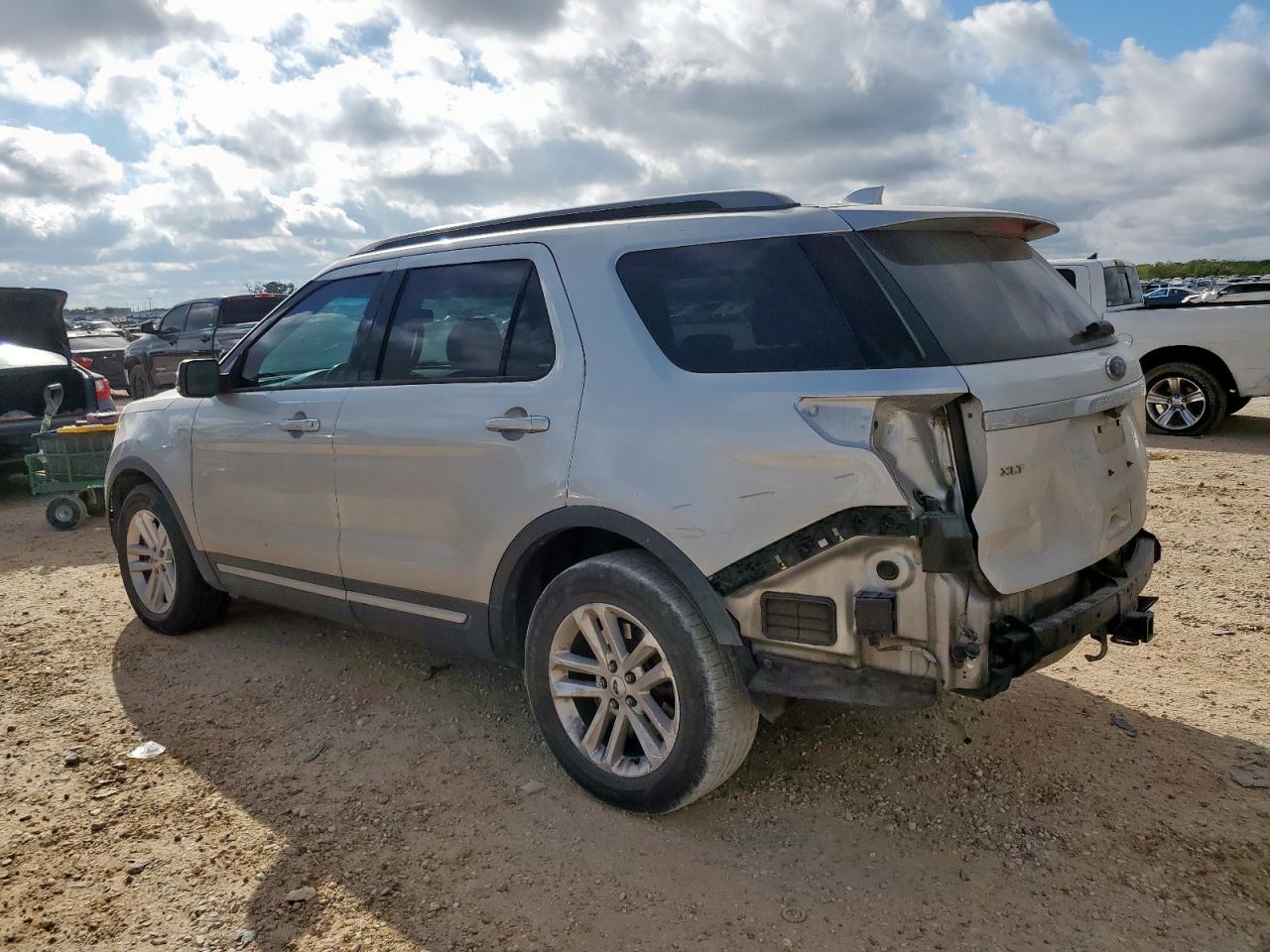 2017 Ford Explorer Xlt - Фото 2