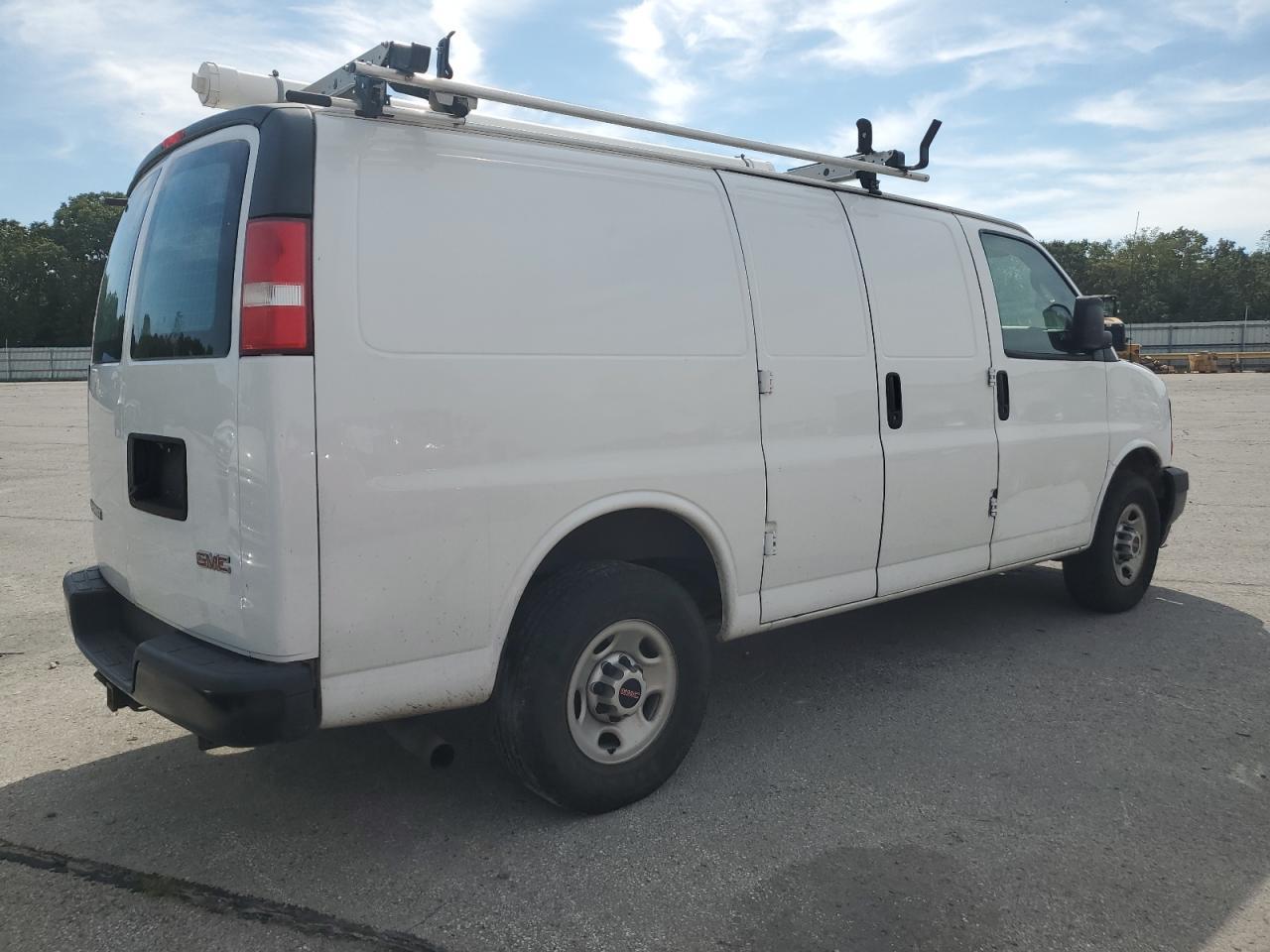 2017 GMC Savana G2500 - Фото 3