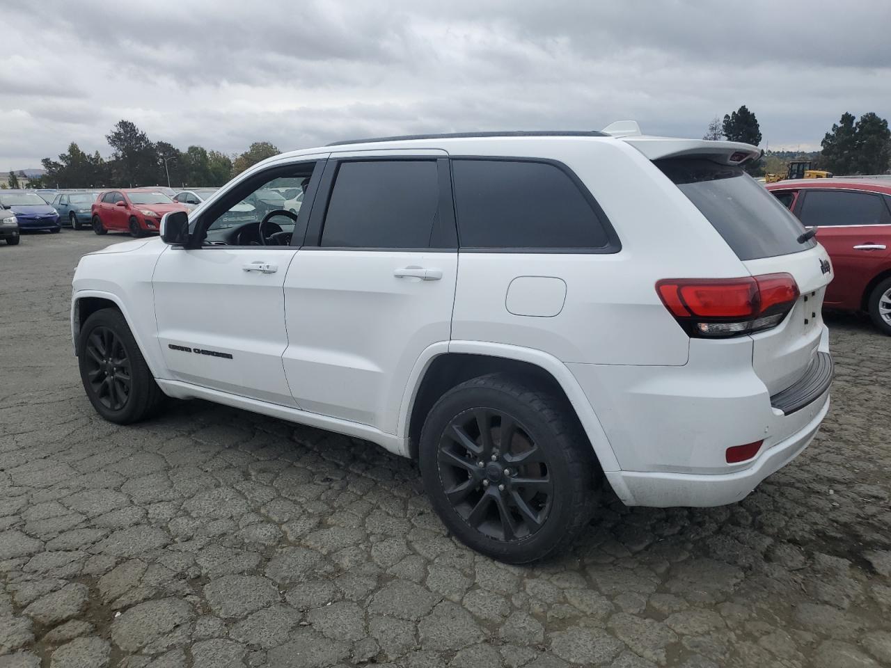 2019 Jeep Grand Cherokee Laredo - Image 2