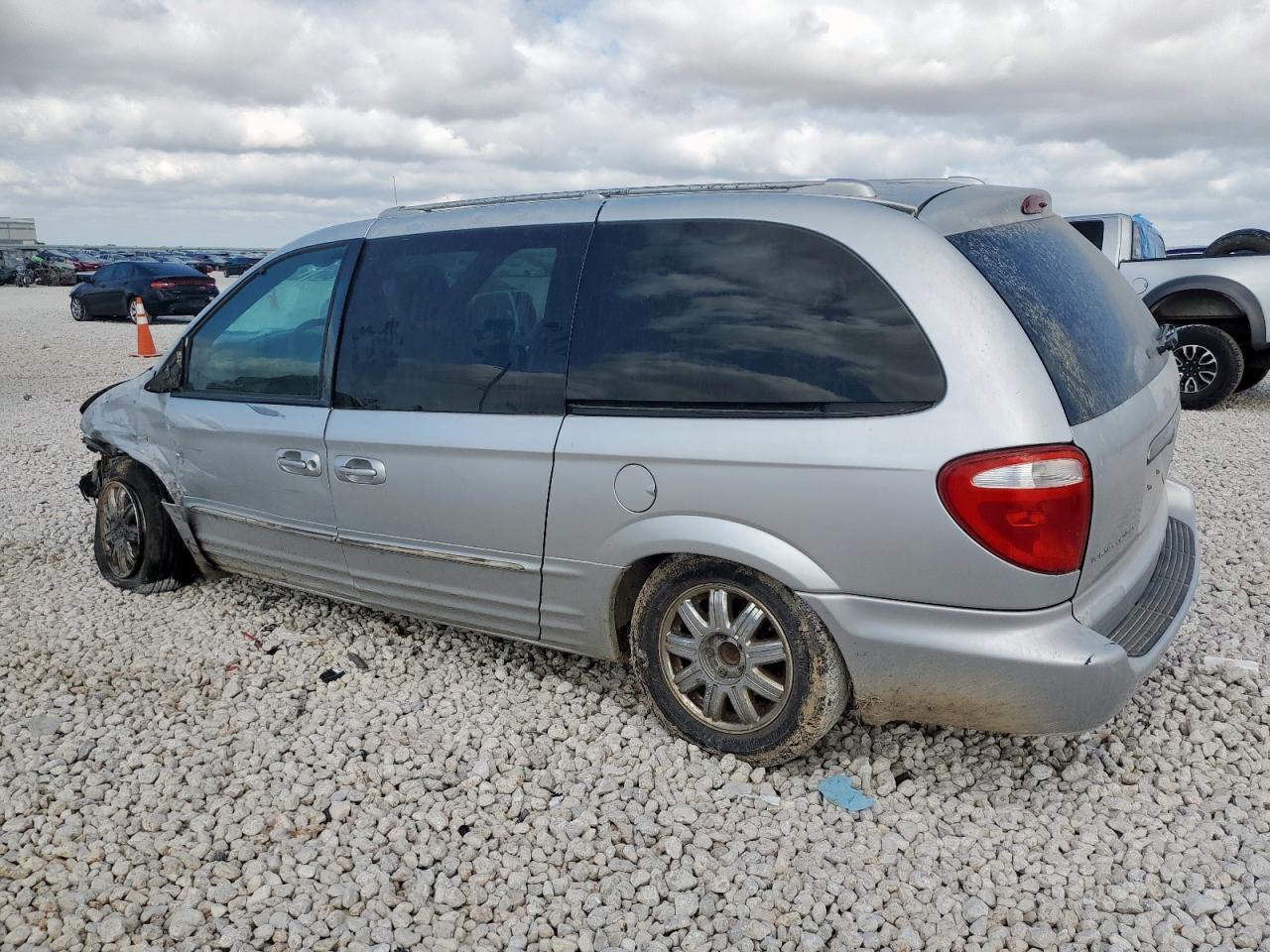 2003 Chrysler Town & Country Limited - Image 2