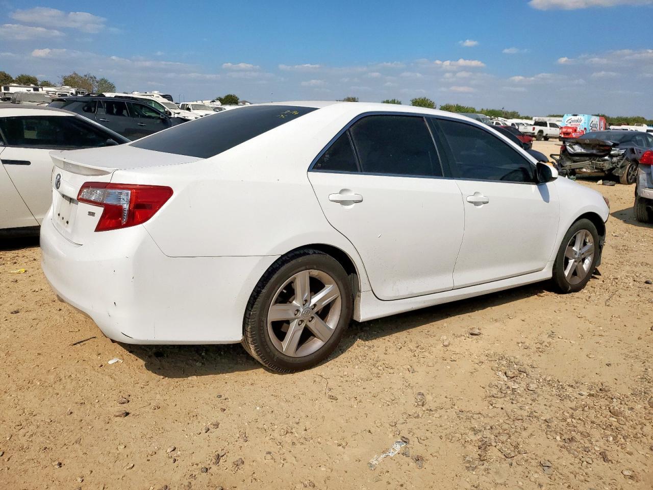 2014 Toyota Camry L - Фото 3