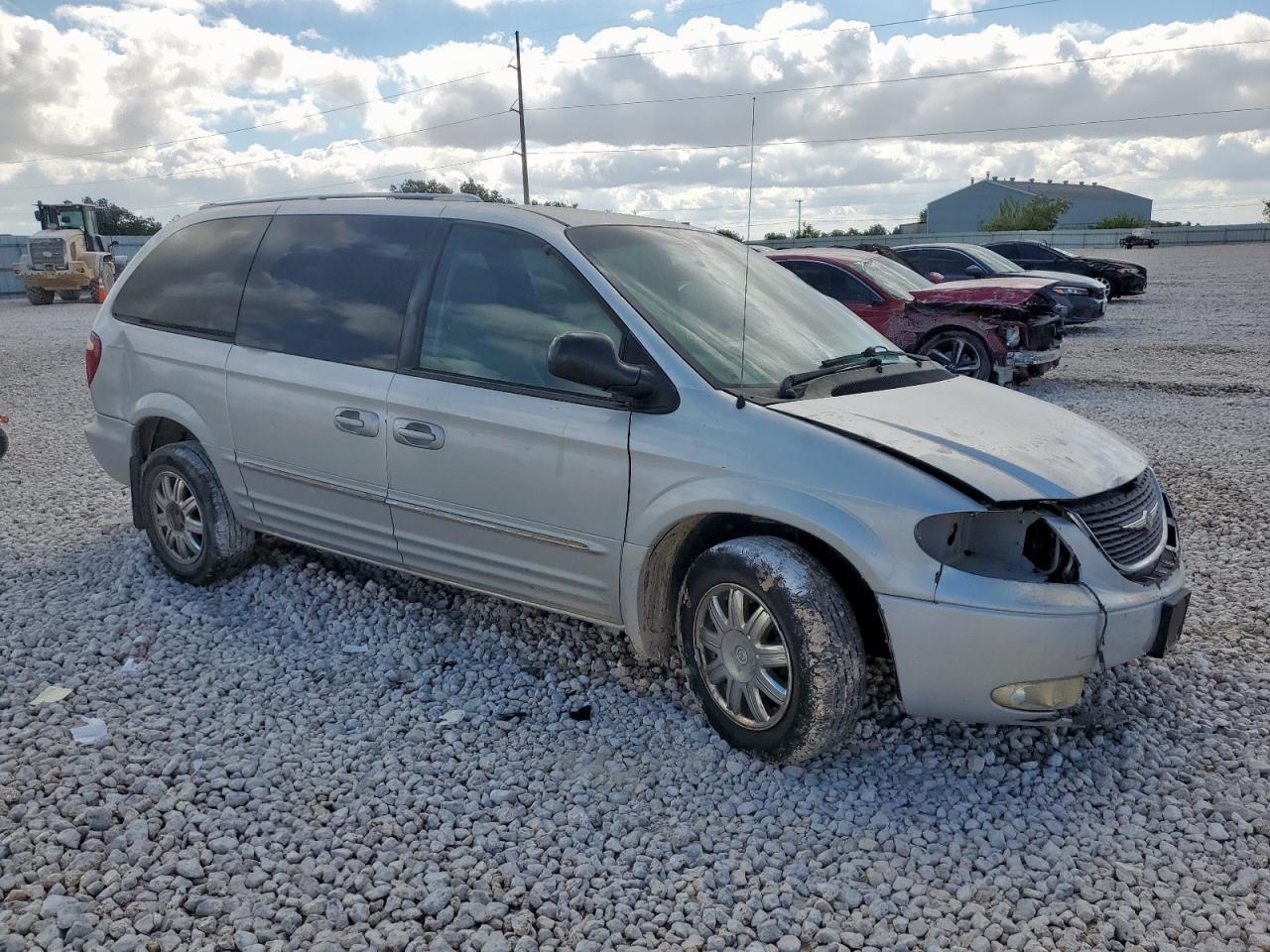 2003 Chrysler Town & Country Limited - Image 4