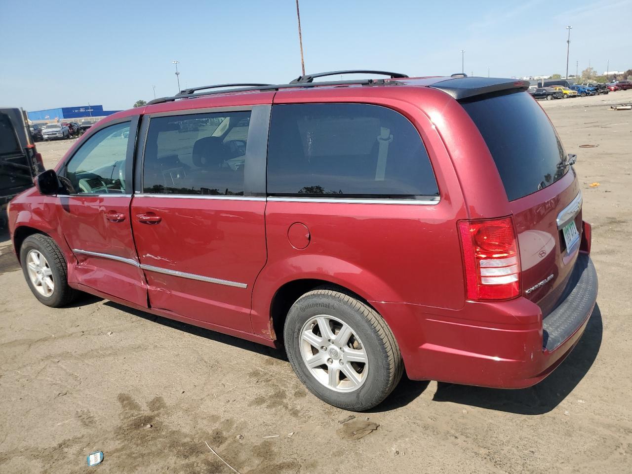 2010 Chrysler Town & Country Touring - Фото 2