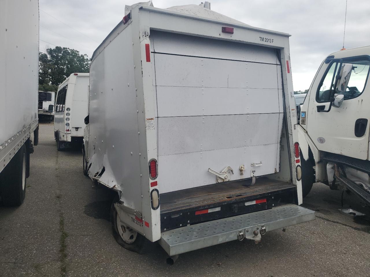 2012 GMC Savana Cutaway G3500 - Фото 2