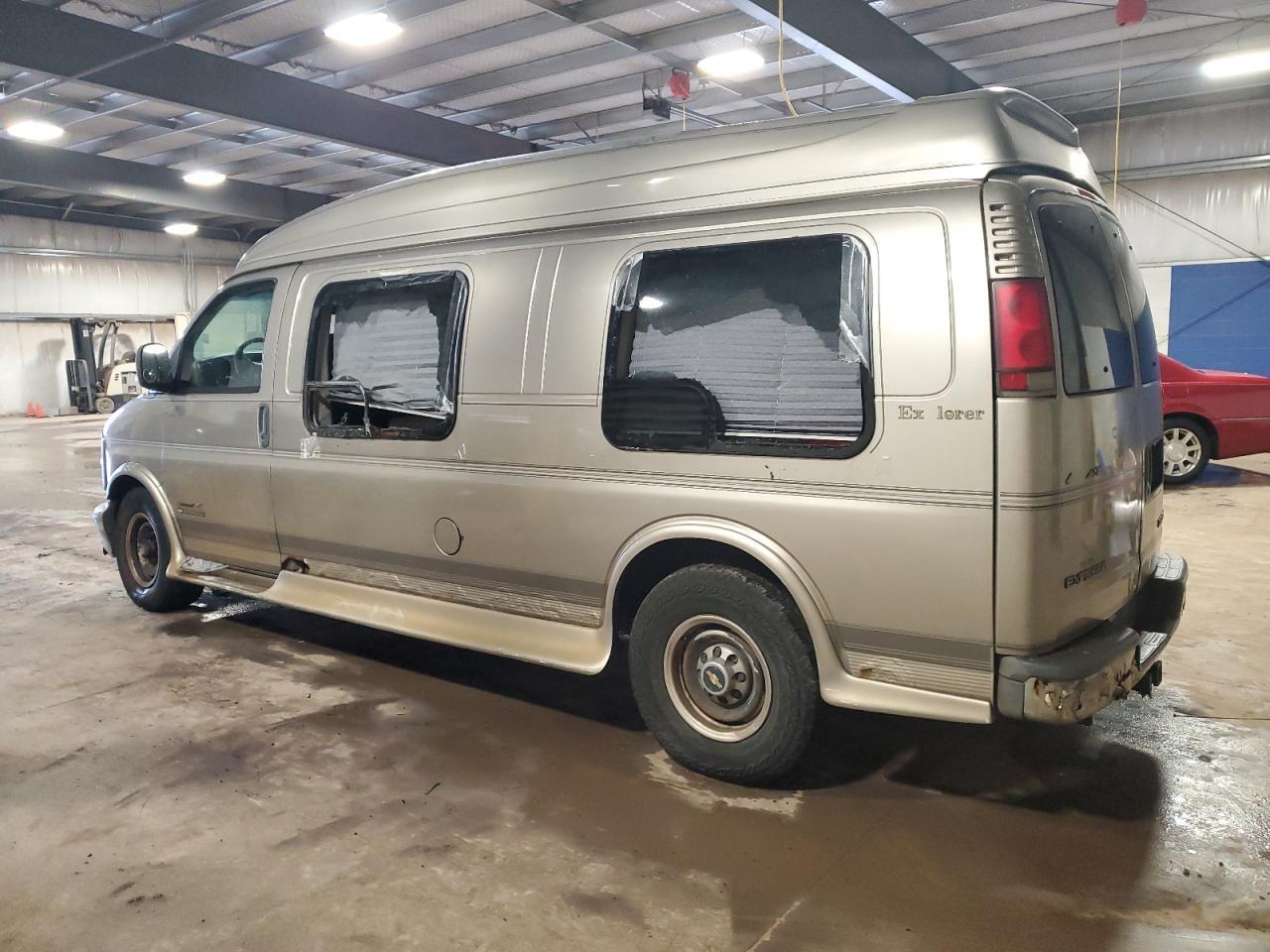 2002 Chevrolet Express G2500 - Фото 2