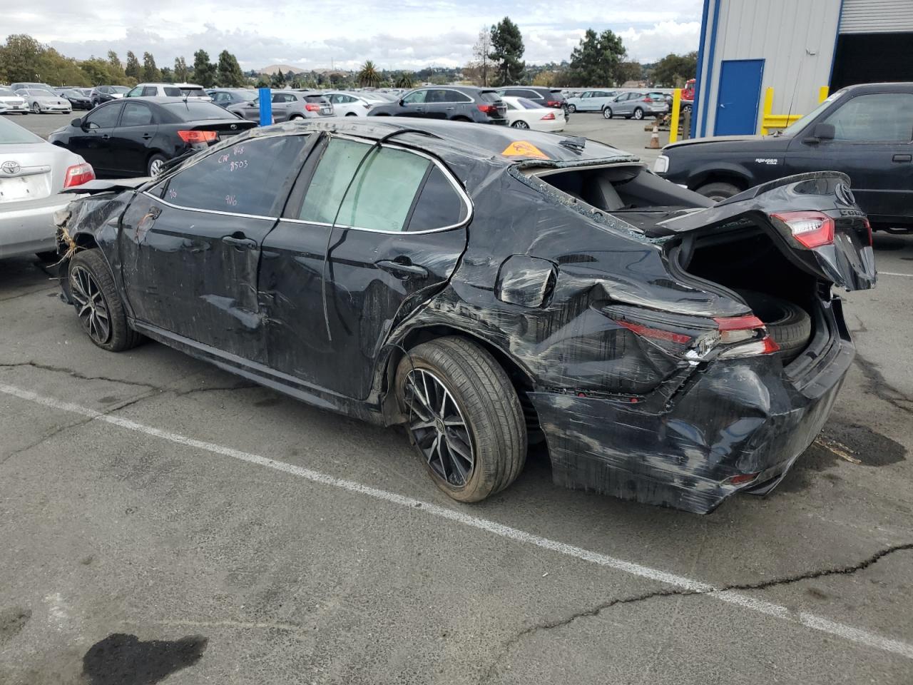 2022 Toyota Camry Se - Фото 2