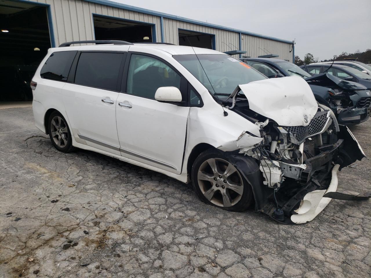 2013 Toyota Sienna Sport - Фото 4