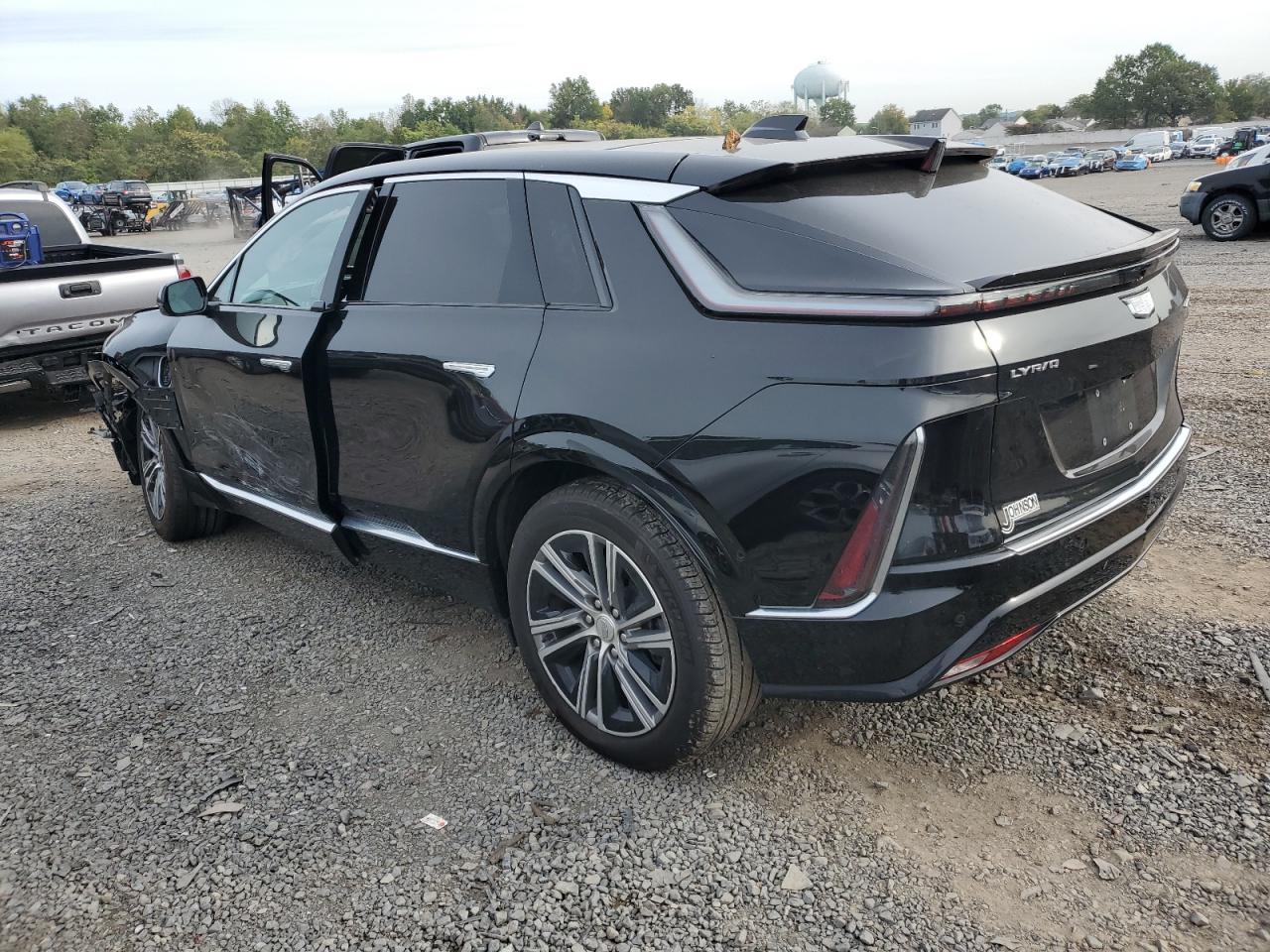 2023 Cadillac Lyriq Luxury - Image 2