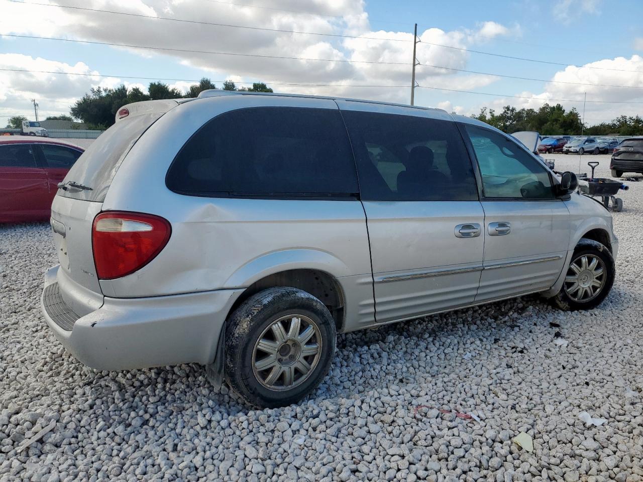 2003 Chrysler Town & Country Limited - Image 3
