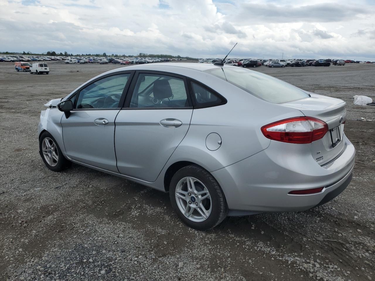 2019 Ford Fiesta Se - Image 2