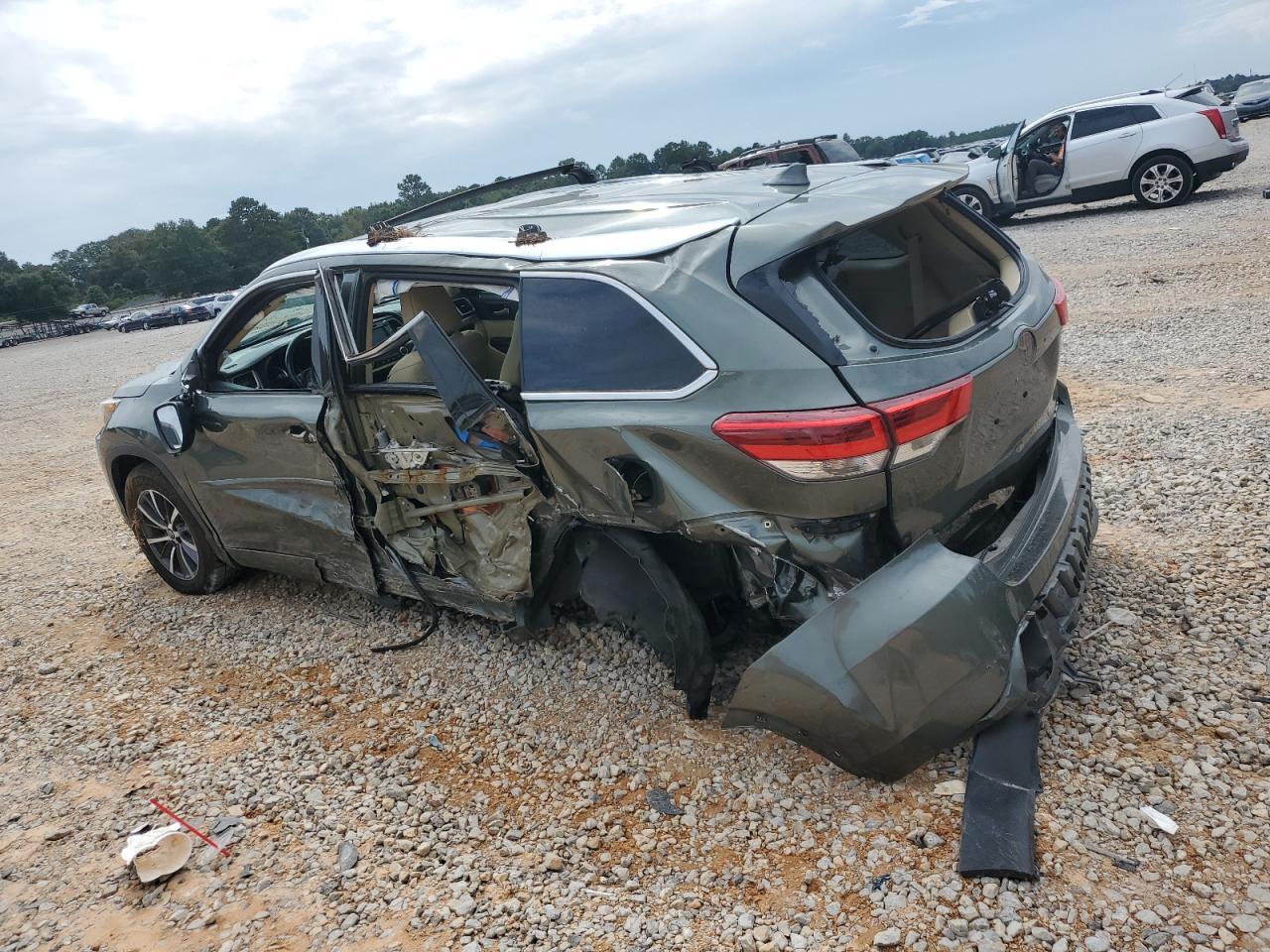 2017 Toyota Highlander Se - Фото 2