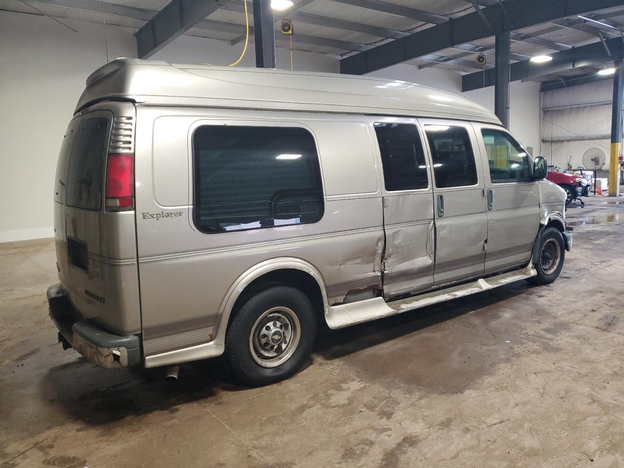 2002 Chevrolet Express G2500 - Фото 3