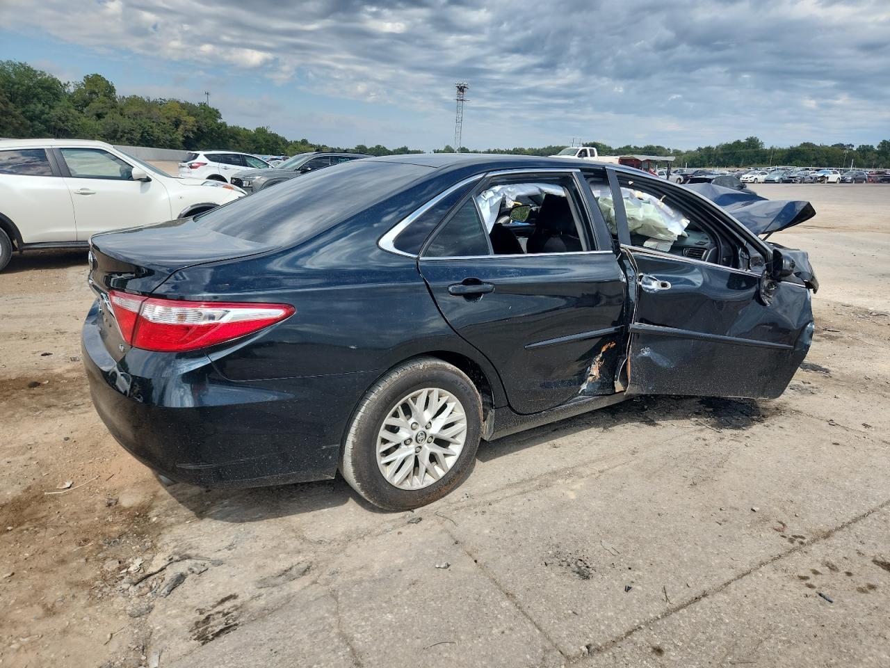 2016 Toyota Camry Le - Фото 3