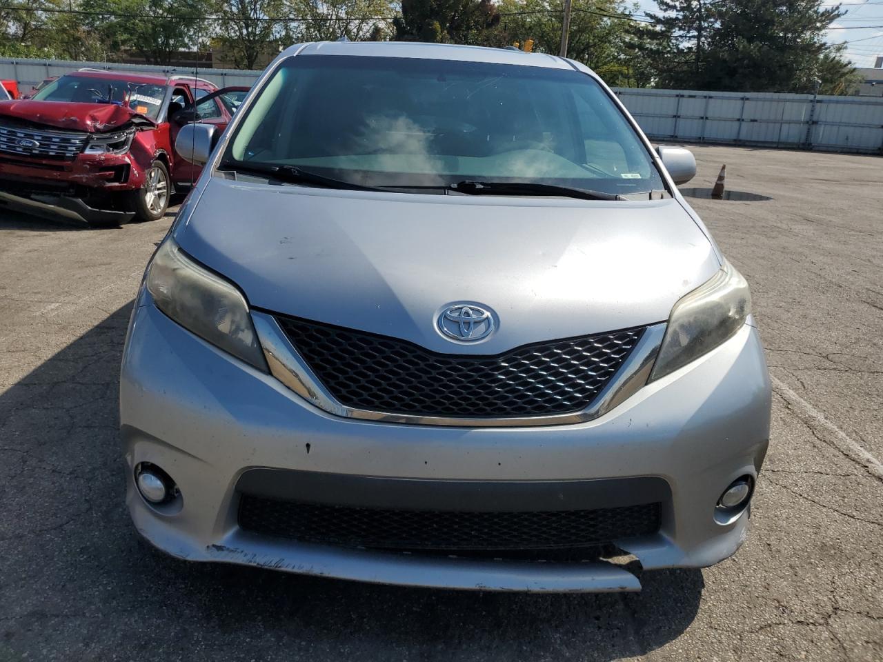 2012 Toyota Sienna Sport - Image 5