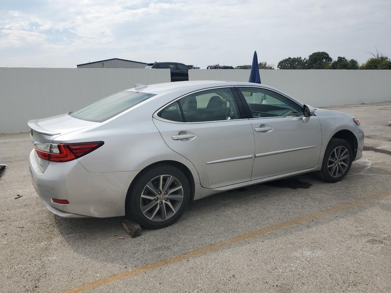 2016 Lexus Es 300H - Фото 3