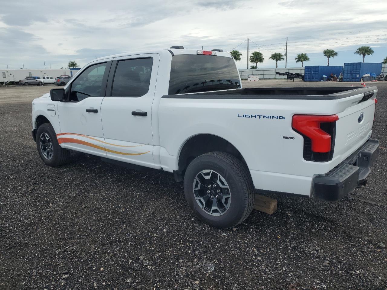 2023 Ford F150 Lightning Pro - Фото 2