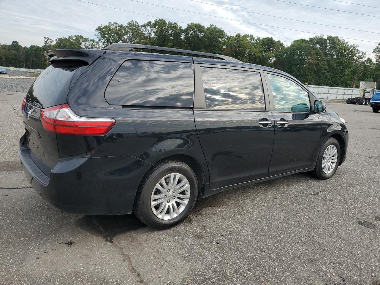 2017 Toyota Sienna Xle - Фото 3