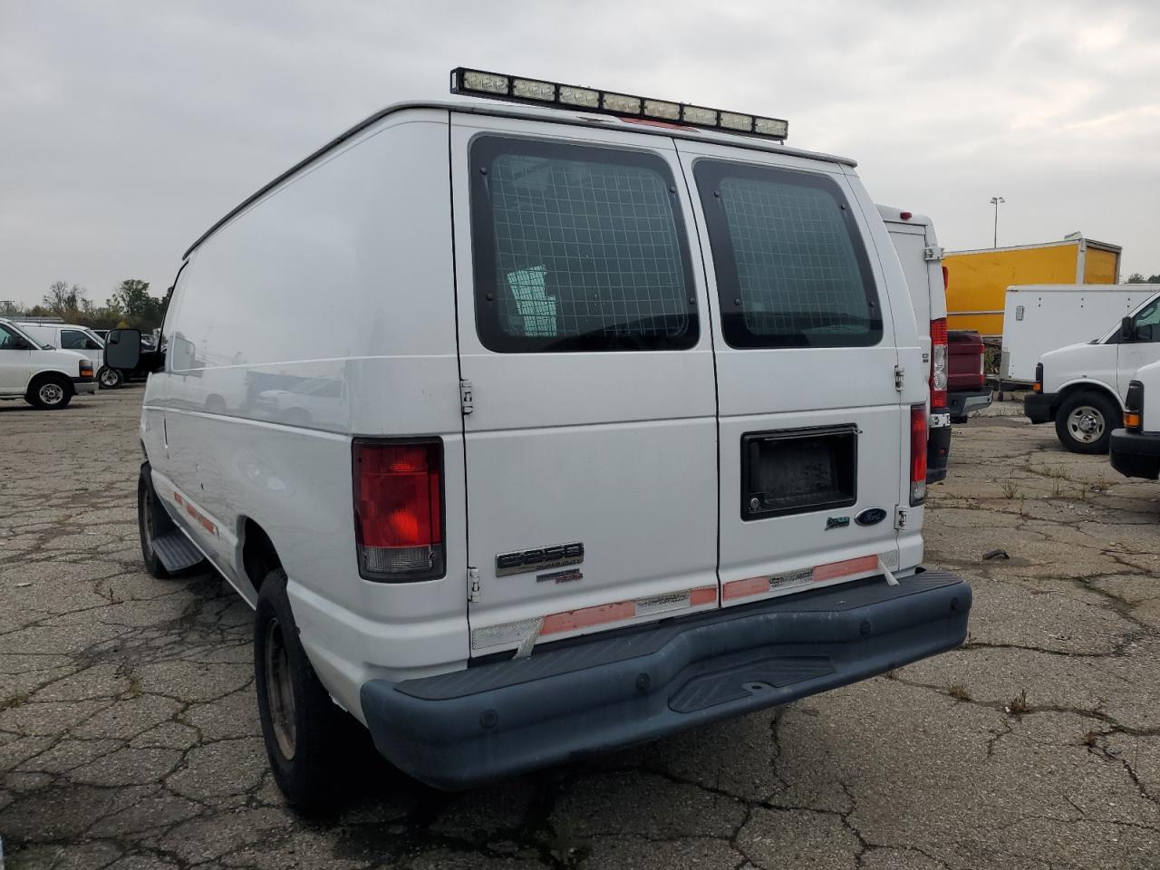 2013 Ford Econoline E250 Van - Фото 2