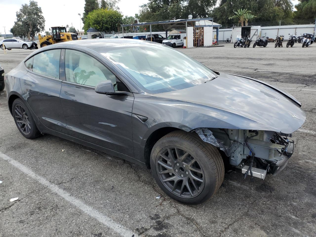2025 Tesla Model 3 - Фото 4