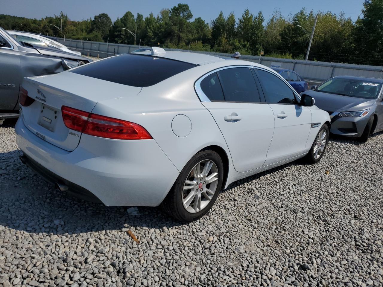 2017 Jaguar Xe Premium - Image 3