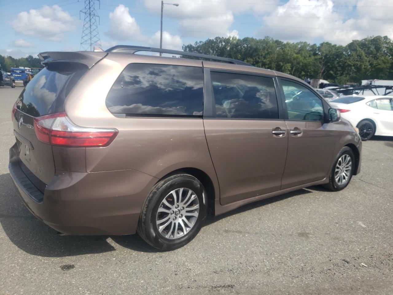 2018 Toyota Sienna Xle - Image 3