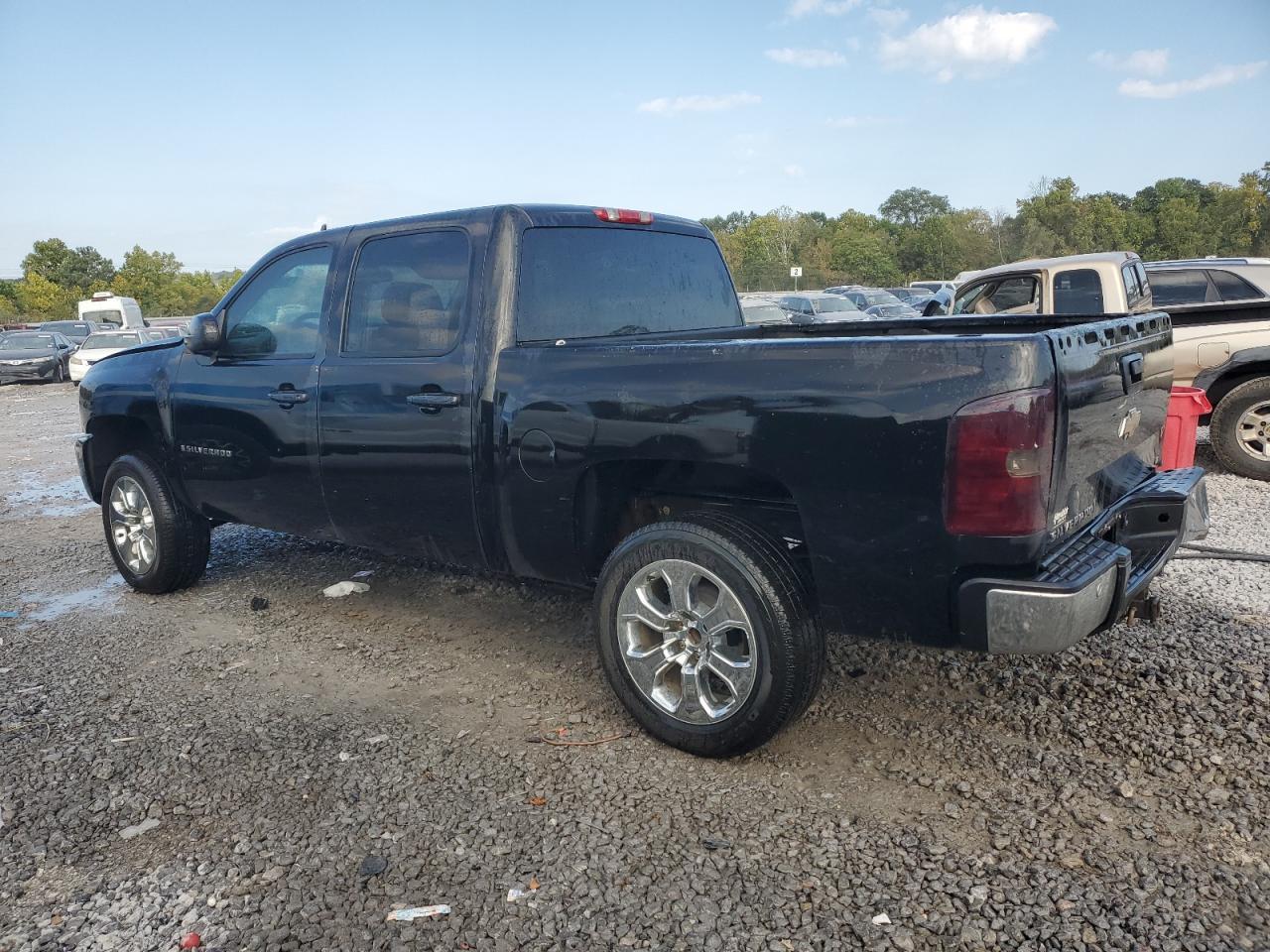 2007 Chevrolet Silverado C1500 Crew Cab - Image 2