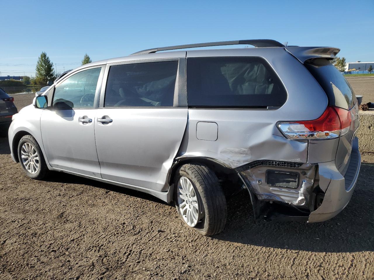 2011 Toyota Sienna Xle - Фото 2