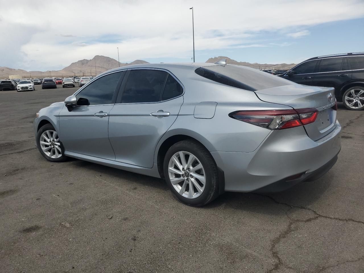 2023 Toyota Camry Le - Фото 2