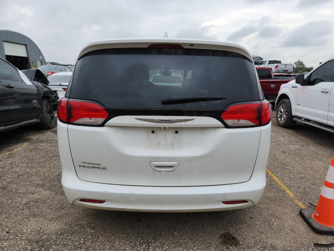 2017 Chrysler Pacifica Touring - Image 6