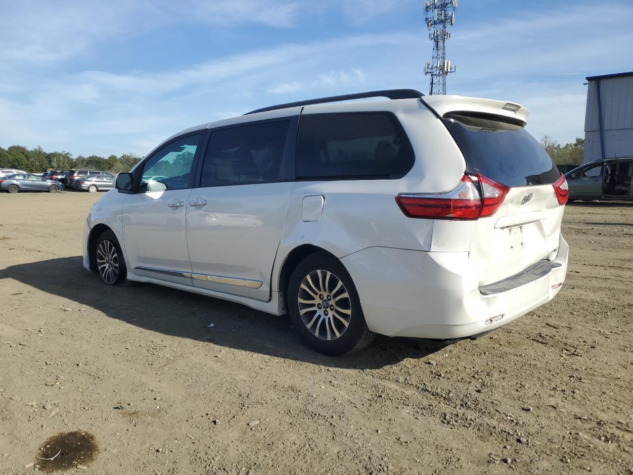 2018 Toyota Sienna Xle - Image 2