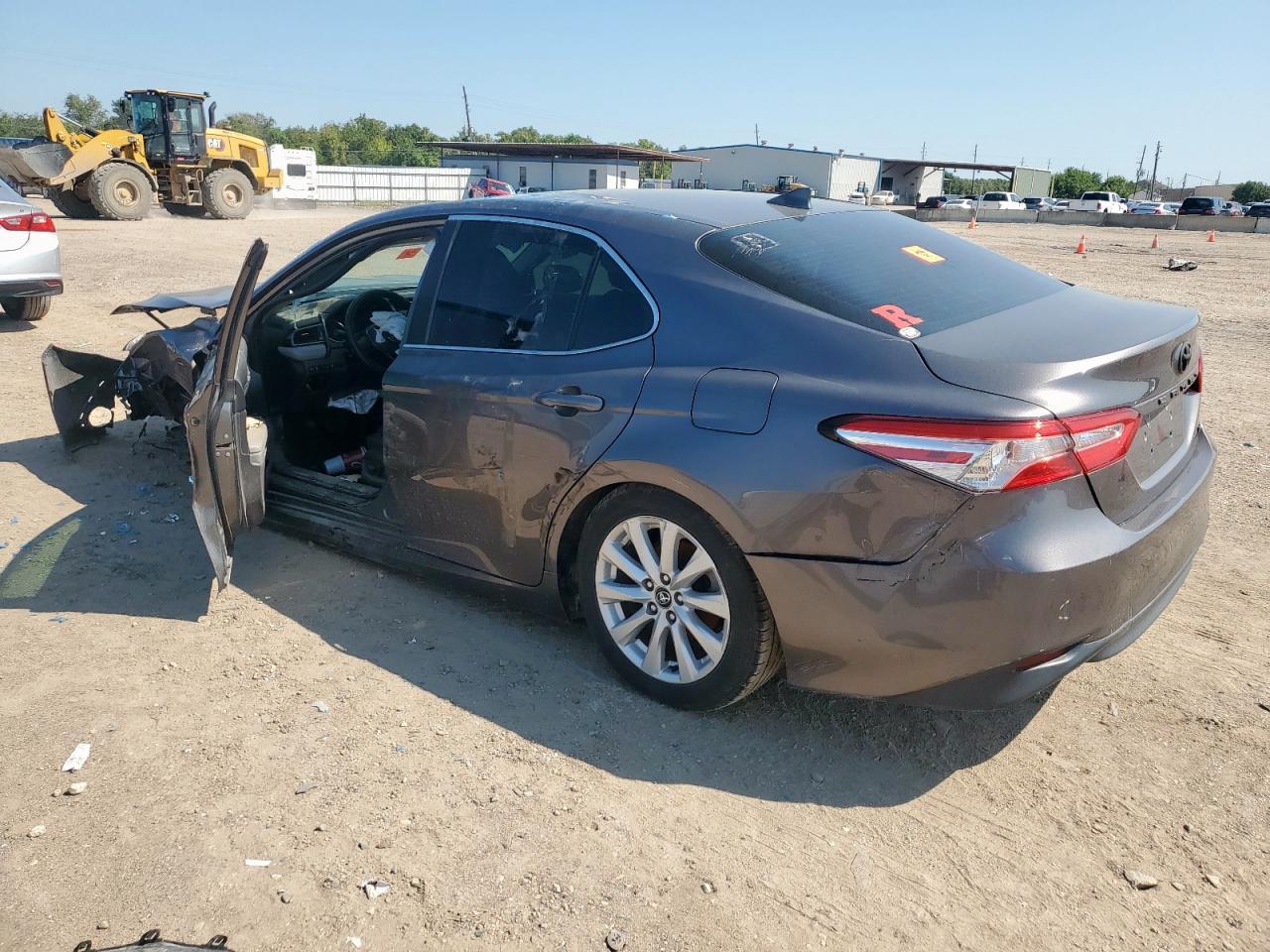 2020 Toyota Camry Le - Фото 2